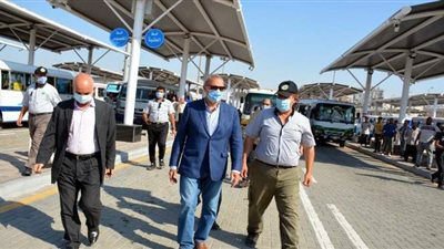 محافظ القليوبية يتفقد المواقف العمومية ويوزع الكمامات