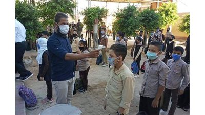 20 صورة ترصد خضوع الطلاب والطالبات لكاشف الحرارة في مدارس الدقهلية