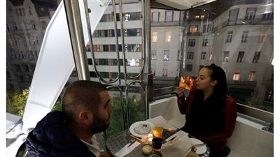 مطعم يوفر التباعد الاجتماعي لزبائنه بعجلة 