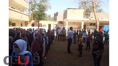 بالكمامة والكحول.. مدارس قنا تستقبل الطلاب في أول أيام العام الدراسي الجديد | صور