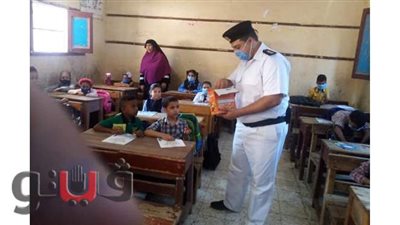 رجال الشرطة يوزعون الحلوى على الطلاب ويشاركون في طابور الصباح بمدارس قنا | صور