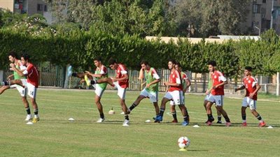 لاعبو منتخب الشباب يتابعون مباراة الزمالك والرجاء من داخل فندق الإقامة