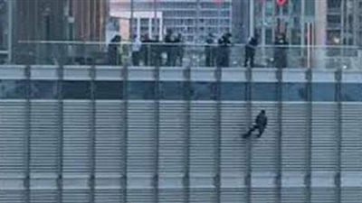 لسبب غريب.. رجل يتعلق بحبل من أعلى برج ترامب ويهدد بالانتحار | فيديو
