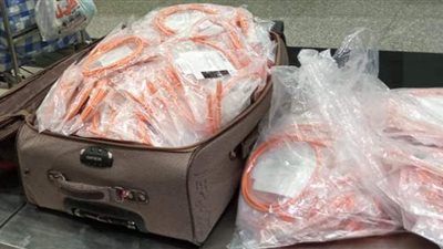 باهظة الثمن.. إحباط محاولة تهريب مستحضرات تجميل بمطار القاهرة | صور