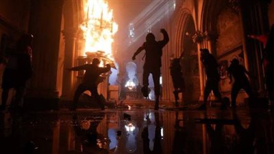 بسبب دستور عهد الديكتاتورية.. حرق كنائس ونهب للمحال في احتجاجات عارمة بتشيلي | فيديو