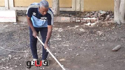 مدير مدرسة بقنا يشارك مع العمال في تنظيف الفناء | صور