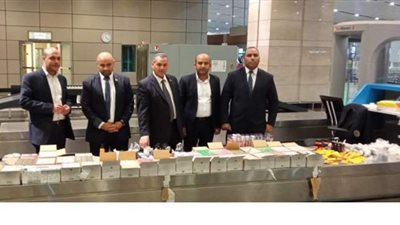 ضبط محاولة تهريب هواتف محمولة ومستلزماتها بمطار القاهرة | صور