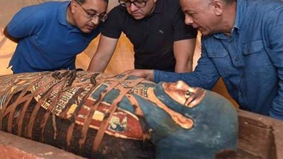 لحظة نزول رئيس الوزراء إلى مقبرة سقارة | فيديو وصور