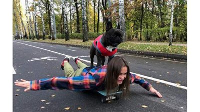 يتزلج ويلعب كرة القدم...