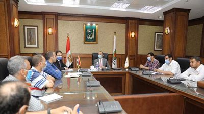 نائب محافظ سوهاج يعقد اجتماعا مع اللجنة الفنية لمتابعة المراكز التكنولوجية لخدمة المواطنين