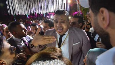 محمود الليثي يقبل رأس شيبة في خطوبة ابنته ويوجه رسالة له | فيديو