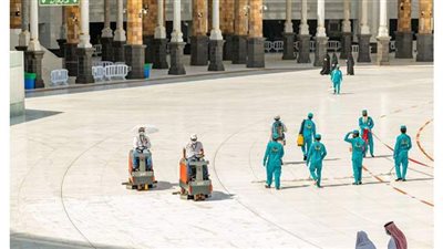 وسط إجراءات احترازية مشددة.. 4000 عامل لتطهير المسجد الحرام يومياً | صور