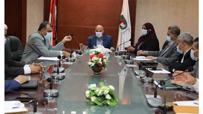 السكرتير المساعد بسوهاج يناقش بعض الموضوعات الخاصة بالتربية والتعليم