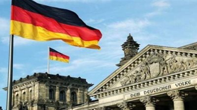 رفض مصافحة امرأة يحرم طبيبا من الجنسية الألمانية