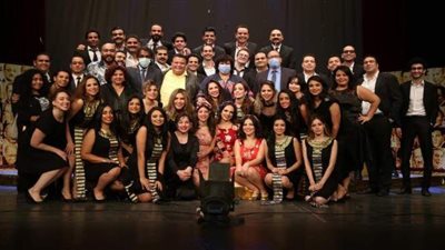 وزيرة الثقافة تشاهد 