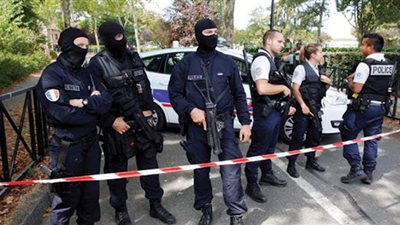 رغم واقعة المدرس.. ناشطات فرنسيات يلصقن رسومًا كاريكاتورية للنبي محمد