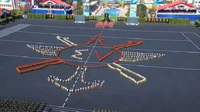 السيسي يمنح أوائل الخريجين المصريين والوافدين نوط الواجب العسكري من الطبقة الثانية