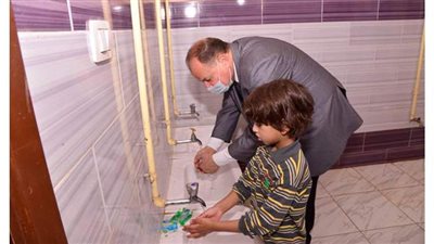 محافظ أسيوط يتفقد بعض المدارس للوقوف على سير العمل والالتزام بالاجراءات الاحترازية | صور)