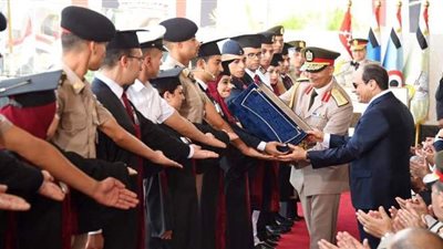 السيسي يتسلم هدايا تذكارية من مدير الكلية الحربية وأوائل الدفعات العسكرية