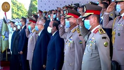 لحظة حضور السيسي حفل تخرج دفعات 2020 في الكليات والمعاهد العسكرية | فيديو