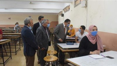 رئيس جامعة بنها يتفقد الدراسة بهندسة شبرا الخيمة