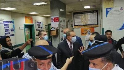 محافظ كفرالشيخ يتفقد الحالة الصحية لـ 21 شخصا أصيبوا خلال حادث  انقلاب سيارة