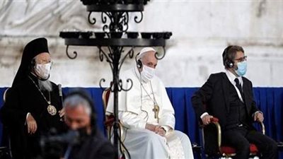 البابا فرنسيس يضع كمامة لأول مرة خلال حضوره مناسبة عامة