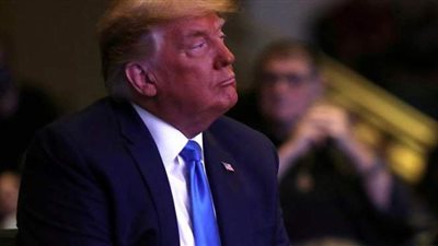 ترامب يراجع النقود قبل التبرع بها خلال فعالية خيرية بإحدى كنائس لاس فيجاس