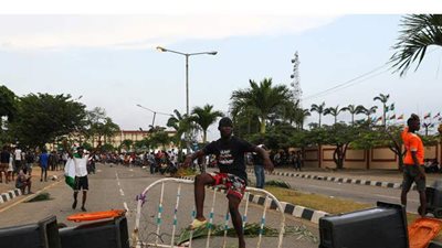 جنود نيجيريون يفتحون  النار على محتجين مناهضين للشرطة في لاجوس | فيديو