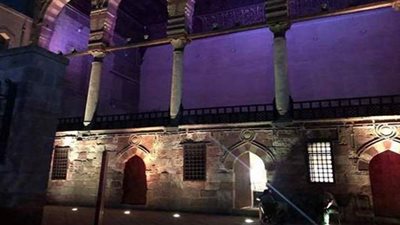 درة العمارة الإسلامية.. تطوير إضاءة مجموعة المنصور سيف الدين قلاوون بشارع المعز