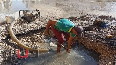 بدء إصلاح كسر بخط المياه العمومي بمنطقة خديجة بضواحي بورسعيد | صور