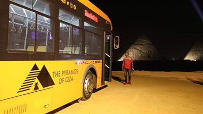 تمر بـ 6 محطات.. تشغيل أول حافلة كهربائية صديقة للبيئة بالأهرامات