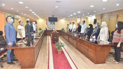 محافظ أسيوط يكرم فريق عمل مبادرة صوتك مسموع بحي شرق والقوصية| صور