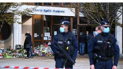 بسبب كلب .. تعرض سيدتين محجبتين للطعن بجوار برج إيفل