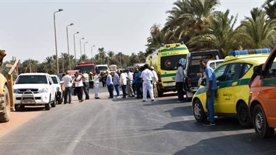 إصابة 7 أشخاص في انقلاب سيارة بالكليو 85 طريق قفط القصير بالفواخير