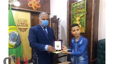 مدير تعليم الإسماعيلية يكرم مبتكر عصا المكفوفين المطورة