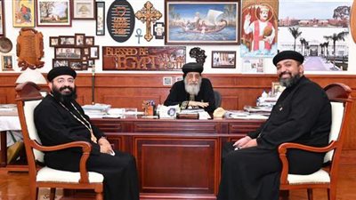 لمناقشة أمور الخدمة.. البابا تواضروس يستقبل كاهنين من إيبارشية نيويورك