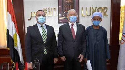 محافظ الأقصر يسلم شهادات أمان لعمال خدمات المعاونة | صور