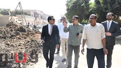 نائب محافظ قنا يتفقد مشروع الصرف الصحي بالحلفاية  في نجع حمادي | صور