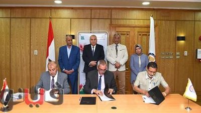 محافظ قنا يشهد توقيع بروتوكول تعاون لتطوير الحضانات | صور