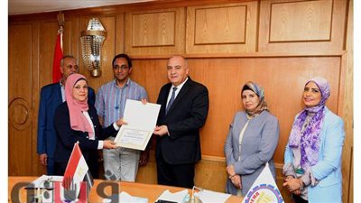 محافظ قنا يكرم المجموعة المشاركة في معرض 