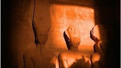 تعامد الشمس على وجه تمثال رمسيس الثاني بمعبد أبو سمبل | صور