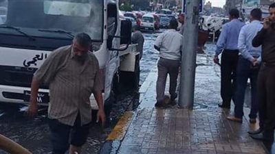 غرق شوارع العجمي في مياه الأمطار.. والحي يدفع بسيارات لرفع المياه | صور