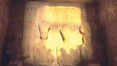 السياح يشاهدون تعامد الشمس على قدس أقداس معبد الملك رمسيس الثاني بأبو سمبل | صور