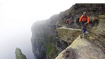 سقوط راكب دراجة نارية بعد محاولة صعود منحدر صخري حاد | فيديو