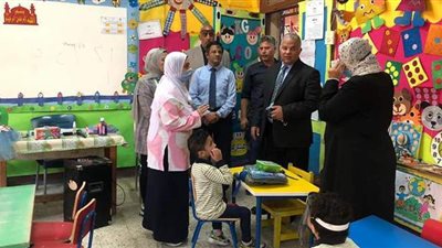 مدير تعليم الإسماعيلية يشارك طلاب مدرسة الزهراء الابتدائية طابور الصباح