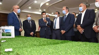 3 وزراء يبحثون تسويق منتجات مصنع النجيل