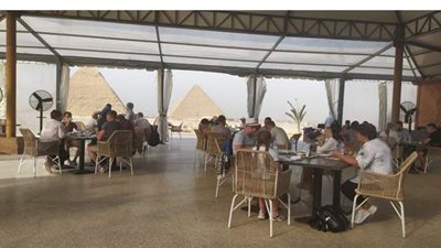 توافد السياح على مطعم 