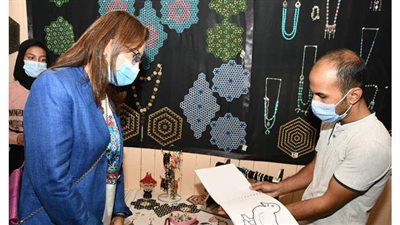 وزيرة التخطيط تتفقد المعرض الدائم لمنتجات الحرف التراثية بسوهاج