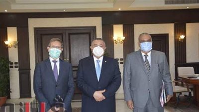 محافظ البحر الأحمر يلتقي قناصل 3 دول ويخصص مدافن للأجانب بالغردقة | صور